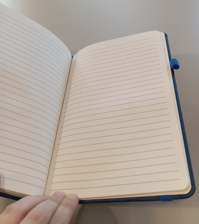 Notatnik granatowy z tłoczeniem - linie - obrazek 3